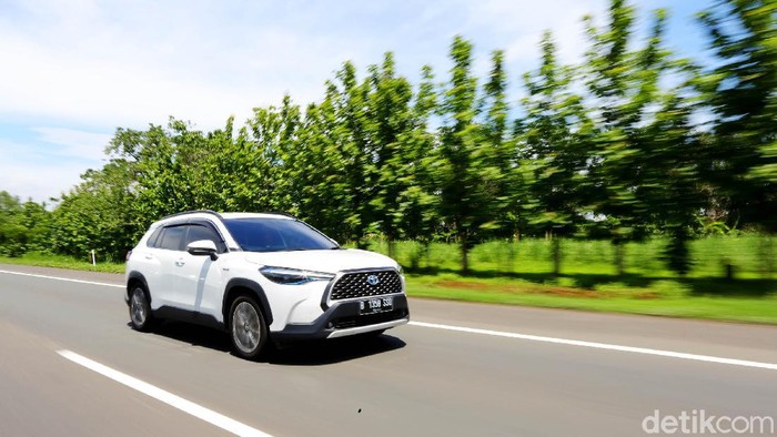 Toyota Cross Hybrid Road Trip Jakarta Mandalika 2021 Toyota Cross Hybrid Road Trip Jakarta Mandalika 2021 saat dijalan