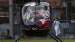 Unik! Sinterklas Ini Naik Helikopter Saat Temui Anak-anak di Brasil