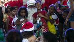 Unik! Sinterklas Ini Naik Helikopter Saat Temui Anak-anak di Brasil