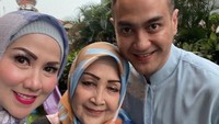 Beberapa bulan belakangan, Venna Melinda dan Ferry Irawan memang sudah terlihat kedekatannya. Bahkan Athalla pernah mengungkap kalau sang ibunda segera menikah tahun depan atau tepatnya pada 2022. Iya, tahun depan, ucapnya. Foto: Instagram