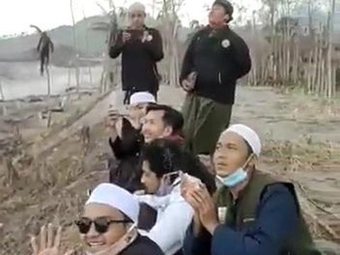 video viral bendera Eks Petinggi FPI HRS Dipasang di Pohon Bekas Erupsi Semeru