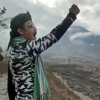 video viral bendera Eks Petinggi FPI HRS Dipasang di Pohon Bekas Erupsi Semeru