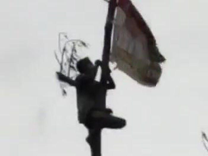 video viral bendera Eks Petinggi FPI HRS Dipasang di Pohon Bekas Erupsi Semeru