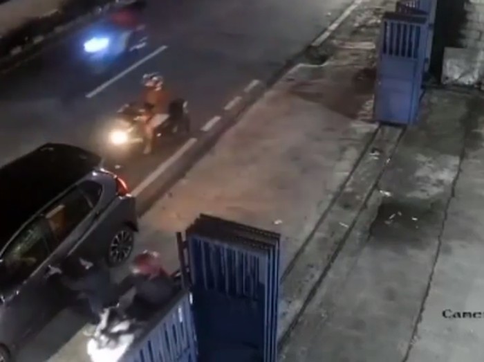 Seorang wanita yang mengendarai mobil di Jalan Sunan Sedayu, Jakarta Timur menjadi korban perampokan. Namun sayang, polisi menolak laporan dari korban. Polisi tersebut kini sudah diperiksa Propam.