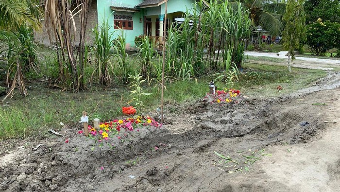 Warga bikin kuburan protes jalan rusak di Batu Bara, Sumut (dok. Istimewa)