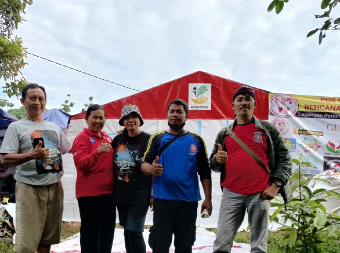 Warga Lereng Merapi saat berada menyerahkan bantuan untuk korban erupsi Gunung Semeru, Lumajang.