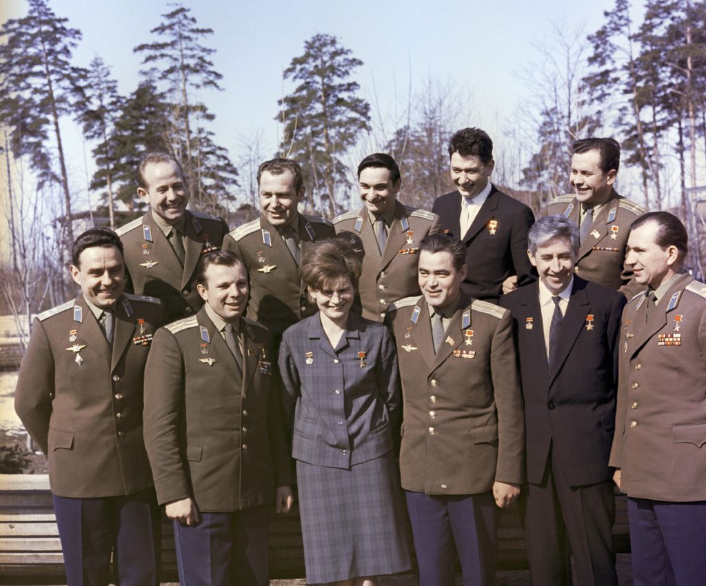 Vladimir Komarov dan Yuri Gagarin (kiri bawah, berurutan, salah satu kosmonaut pertama perintis penjelajahan ruang angkasa.