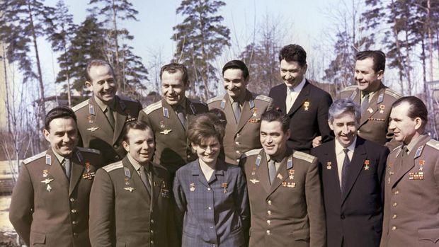 Vladimir Komarov dan Yuri Gagarin (kiri bawah, berurutan, salah satu kosmonaut pertama perintis penjelajahan ruang angkasa.