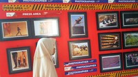 Dadang sengaja memilih foto-foto terbaik yang ia pamerkan untuk memberikan wawasan fotografi kepada warga di kampung halamannya.