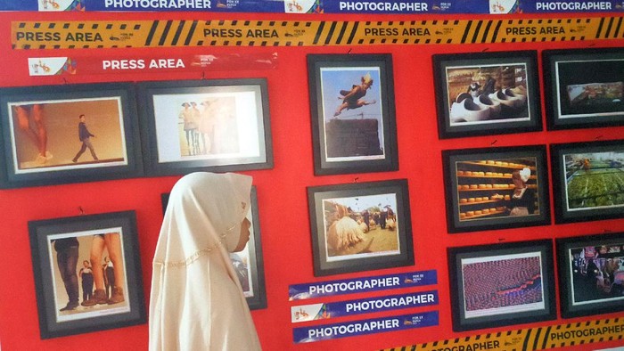 Seorang mantan fotografer kantor berita Inggris Reuters, Dadang Trimulyanto, menggelar pameran foto hasil karyanya di kampung halamannya di Kota Batang, Jawa Tengah.