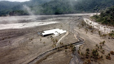 Abu Vulkanik Semeru Sapu Bersih Kampung Kamar Panjang