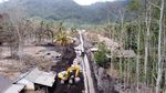 Abu Vulkanik Semeru Sapu Bersih Kampung Kamar Panjang
