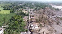 Erupsi Gunung Semeru menyebabkan warga Kampung Kamar Kajang terpaksa mengungsi.   