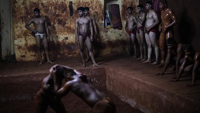KOLHAPUR, INDIA - DECEMBER 11: Traditional 'kushti' wrestlers gather to make breakfast after a morning training session at the Shri Shahu Vijayi Gangavesh Talim on December 11, 2021 in Kolhapur, India. A national lockdown and restrictions introduced in the wake of the coronavirus pandemic has kept traditional wrestling gyms in Kolhapur closed for much of the past two years. (Photo by Rebecca Conway/Getty Images)