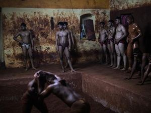 Adu Kuat Ala Gulat Tradisional India