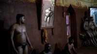 Penguncian dan pembatasan nasional yang diberlakukan setelah pandemi virus corona telah membuat pusat kebugaran gulat tradisional di Kolhapur ditutup selama hampir dua tahun terakhir.