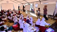 Anak-anak belajar di tenda darurat di Sumbermujur, Candipuro, Lumajang, Jawa Timur, Selasa (14/12/2021).