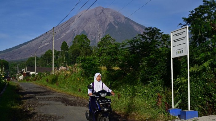 Anak-anak belajar di tenda darurat di Sumbermujur, Candipuro, Lumajang, Jawa Timur, Selasa (14/12/2021). Dinas Pendidikan Kabupaten Lumajang menyediakan tenda darurat untuk menggelar pendidikan karena sebagian sekolahan masih digunakan sebagai posko pengungsian dan logistik. ANTARA FOTO/Budi Candra Setya/hp.