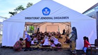 Dinas Pendidikan Kabupaten Lumajang menyediakan tenda darurat untuk menggelar pendidikan karena sebagian sekolahan masih digunakan sebagai posko pengungsian dan logistik.