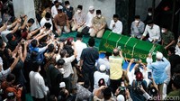 Para jemaah lainnya juga ikut salat jenazah Haji Lulung.