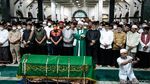 Anies Baswedan Ikut Salati Jenazah Haji Lulung
