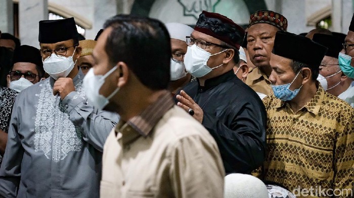 Jenazah Abraham Lunggana atau Haji Lulung disalatkan sebelum dimakamkan sore ini. Gubernur DKI Jakarta Anies Baswedan ikut mensalati jenazah Haji Lulung.