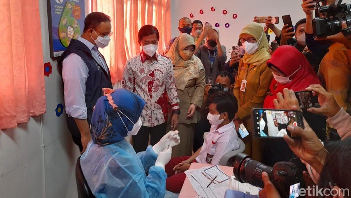 Anies-Wamenkes Tinjau Vaksinasi Anak 6-11 Tahun.