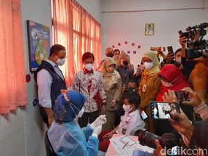Anies-Wamenkes Tinjau Vaksinasi Anak 6-11 Tahun di SDN Cempaka Putih Timur