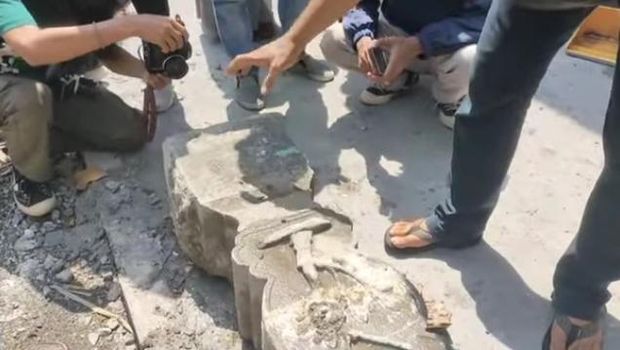 batu potongan candi ditemukan di makam sunan ampel