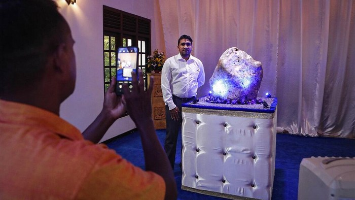 Batu Safir Seberat 310 Kg Dipamerkan di Sri Lanka Safir biru korundum alami seberat 310 kilogram (683 pon) dipajang di sebuah kediaman di Horana, sekitar 41 kilometer (25 mil) selatan Kolombo, Sri Lanka, Minggu, 12 Desember 2021. Sebuah perusahaan permata di Sri Lanka telah meluncurkan batu permata besar yang disertifikasi sebagai langka dan salah satu korundum terbesar yang ditemukan di negara ini dan berencana untuk menawarkannya ke museum dan kolektor permata. (AP Photo/Eranga Jayawardena)