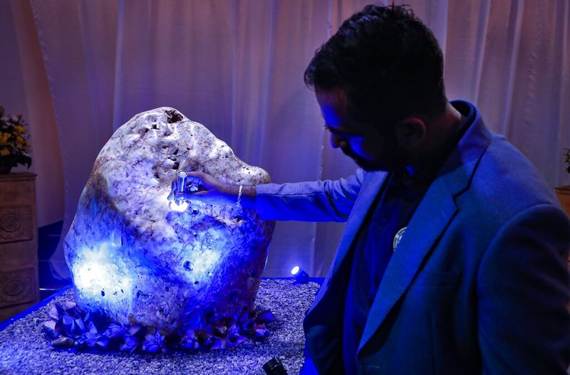 Safir biru korundum alami seberat 310 kilogram (683 pon) dipajang di sebuah kediaman di Horana, sekitar 41 kilometer (25 mil) selatan Kolombo, Sri Lanka, Minggu, 12 Desember 2021. Sebuah perusahaan permata di Sri Lanka telah meluncurkan batu permata besar yang disertifikasi sebagai langka dan salah satu korundum terbesar yang ditemukan di negara ini dan berencana untuk menawarkannya ke museum dan kolektor permata. (AP Photo/Eranga Jayawardena)
