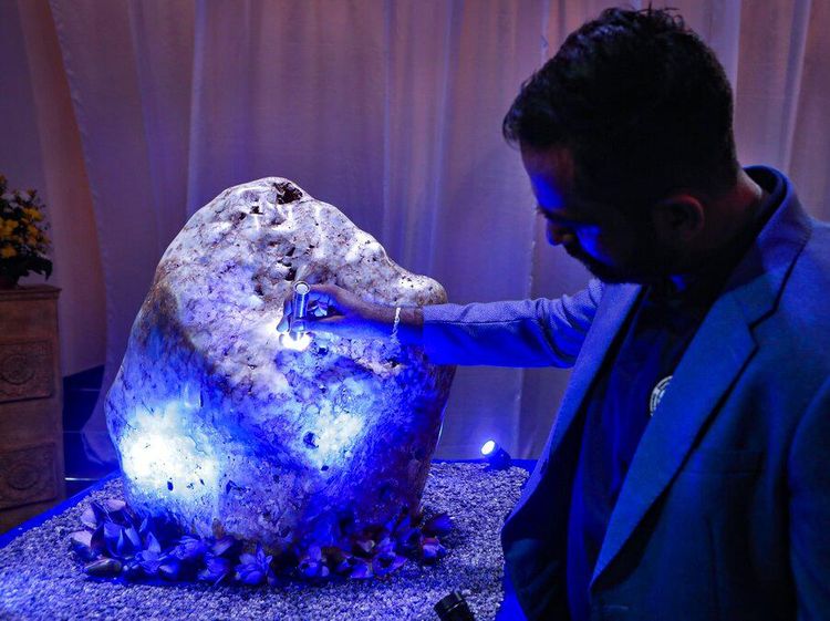 Wow, Sri Lanka Punya Batu Safir Terbesar Dunia Lho Beratnya 310 Kg