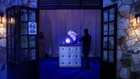 Otoritas setempat mengatakan telah melakukan serangkaian tes gemologi pada lima sampel yang diambil dari batu tersebut. Hasilnya menunjukkan ini adalah safir biru yang langka.