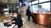 Presiden Direktur Bayer Indonesia Kinshuk Kunwar berbincang dengan Country Division Head Crop Science Indonesia and Malaysia Patrick Gerlich di salah satu ruang kantor pusat Bayer Indonesia, Jakarta, Selasa (14/12). 