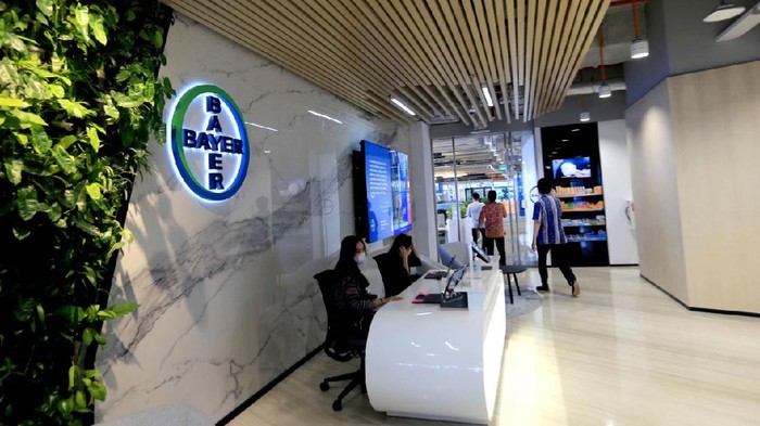 Bayer Indonesia Raih Sertifikasi Great Place to Work 2021 Presiden Direktur Bayer Indonesia Kinshuk Kunwar (kiri) berbincang dengan Country Division Head Crop Science Indonesia and Malaysia Patrick Gerlich (kanan) di salah satu ruang kantor pusat Bayer Indonesia, Jakarta, Selasa (14/12). Bayer Indonesia, perusahaan global dengan kompetensi di bidang kesehatan dan pertanian, baru-baru ini mengantongi sertifikasi 'Great Place to Work 2021'.
