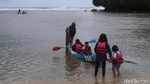 Cara Lain Menikmati Pantai Drini Gunungkidul, Naik Kano!