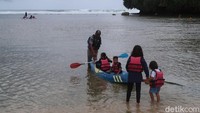 Orang tua salah seorang anak saat memantau anaknya bermain kano di Pantai Drini.