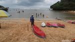 Cara Lain Menikmati Pantai Drini Gunungkidul, Naik Kano!