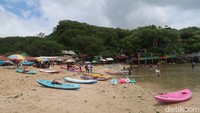 Bisa dibilang, kano menjadi salah satu fasilitas paling digemari saat ini di Pantai Drini.