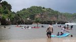 Cara Lain Menikmati Pantai Drini Gunungkidul, Naik Kano!