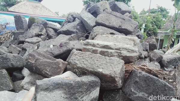 Temuan batuan candi di Umbul Gedong Jetis itu sebenarnya sudah lama. Tapi selama ini yang diketahui yang berada di permukaan. Ketika digali, ternyata di bawah masih ada banyak batu lagi seperti ini (Achmad Syauqi/detikTravel)