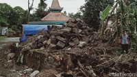 Di lokasi sendiri pengerukan dengan alat berat telah dilakukan. Pengerukan dilakukan dengan hati-hati supaya tidak merusak batuan candi (Achmad Syauqi/detikTravel)