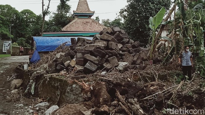 Blok batu candi di Umbul Gedong Jetis Kecamatan Tulung dikumpulkan Blok batu candi di Umbul Gedong Jetis Kecamatan Tulung dikumpulkan
