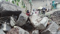 Selain batu candi, ditemukan pula Yoni sampai kala. Warga setempat mengaku baru tahu batuan candi itu setelah dikeruk. Selama ini mereka tahunya lokasi itu adalah kolam. Dugaan sementara, dahulu lokasi ini adalah patirtan alias pemandian suci (Achmad Syauqi/detikTravel)
