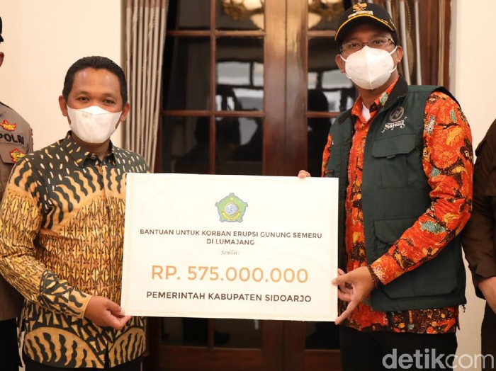 Pemkab Sidoarjo menyerahkan bantuan kemanusiaan senilai Rp 575 juta kepada Pemkab Lumajang. Bantuan ini untuk penanganan dampak erupsi Gunung Semeru.