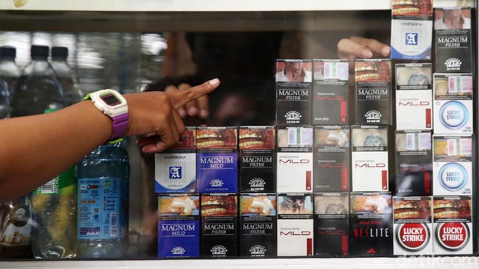 Cukai Rokok Naik 12% Tahun Depan Pemilik warung kelontong menata rokok di Jakarta, Selasa (14/12/2021). Cukai hasil tembakau (CHT) atau cukai rokok tahun depan ditetapkan naik oleh pemerintah. Rata-rata kenaikannya sebesar 12%. Menteri Keuangan Sri Mulyani Indrawati menjelaskan kenaikan ini sudah disetujui oleh Presiden dan Menteri Koordinator Bidang Perekonomian.