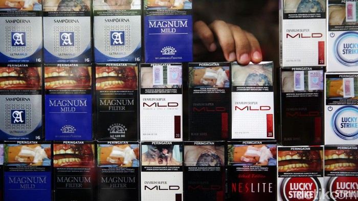 Pemilik warung kelontong menata rokok di Jakarta, Selasa (14/12/2021). Cukai hasil tembakau (CHT) atau cukai rokok tahun depan ditetapkan naik oleh pemerintah. Rata-rata kenaikannya sebesar 12%. Menteri Keuangan Sri Mulyani Indrawati menjelaskan kenaikan ini sudah disetujui oleh Presiden dan Menteri Koordinator Bidang Perekonomian.