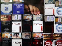 Pedagang Pasar Tolak Kebijakan Penyeragaman Kemasan Rokok