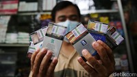 Pedagang menunjukkan sejumlah produk rokok di warungnya kawasan Jakarta, Selasa (14/12/2021).