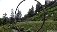 Seperti kebanyakan tempat yang booming sebelum pandemi, Driam Riverside Bandung adalah one stop destination. Jadi, selain penginapan, destinasi ini juga menawarkan aneka spot foto dan bermain di sepanjang aliran sungai dalam kawasan hotel.